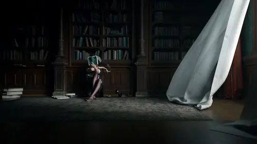 femme-bibliothèque-livre-lecture-sombre-woman-library-book-reading-dark