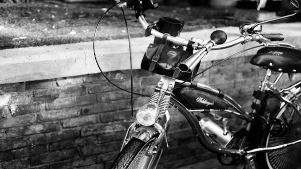 Moto-ancien-photo-gris-bike-oldschool-grey