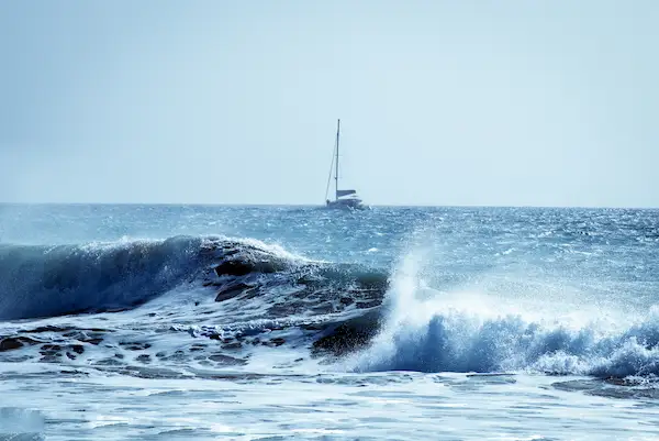 sailboat-voilier-waves-vague-bateau-boat-sea-mer