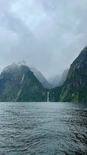 waterfall-cascade-mountains-montagnes