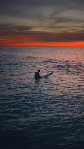 Surfer-sunset-Surfeur-coucher-de-soleil