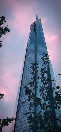 gratte-ciel-skyscraper-verre-glass-bâtiment-building-ciel-sky-rose-pink