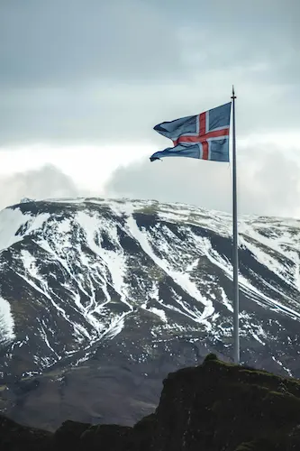 drapeau-flag-Islande-Iceland-montagnes-mountains-neige-snow