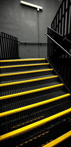 stairs-industrial-yellow-black-escaliers-industriel-jaune-noir